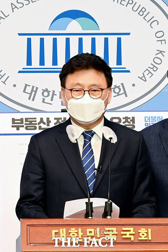 박광온 더불어민주당 사무총장이 30일 오전 서울 여의도 국회 소통관에서 민주당 국회의원 부동산 전수조사 요청서 제출 관련 기자회견을 갖고 있다. /국회=남윤호 기자