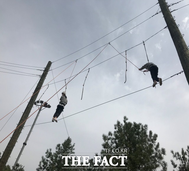 경북도청소년수련원은 코로나19로 인해 중단됐던 청소년수련활동을 구미 사곡고등학교를 시작으로 제한적 운영을 재개했다고 30일 밝혔다. 사곡고 학생들이 외줄타기 체험을 하고 있다/구미=김서업 기자