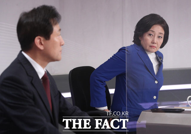 토론 참석하며 오 후보 바라보는 박영선 후보.