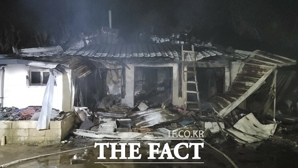 30일 새벽 3시 30분쯤 경북 경주시 감포읍 한 단독주택에서 화재가 발생했다/경북소방본부 제공
