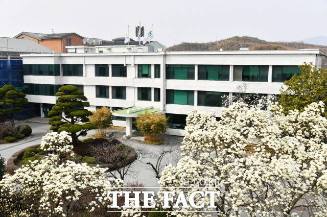 담양군이 대기환경을 개선하기 위해 노후경유차 100여 대에 매연 저감장치를 지원한다. 사진은 목련꽃이 활짝 핀 담양군청사 전경./담양군 제공