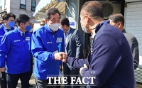  시민과 주먹 인사 나누는 이낙연 [포토]