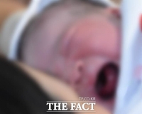  생후 7개월 친 딸 바닥에 던지고 폭행해 뇌사 빠트린 베트남 친모 檢 송치