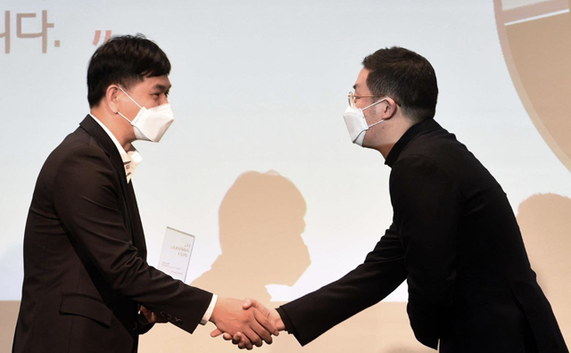 구광모 LG그룹 회장(오른쪽)이 30일 서울 마곡 LG사이언스파크에서 개최한 LG 어워즈에서 일등LG상 수상자를 축하하고 있다. /LG 제공
