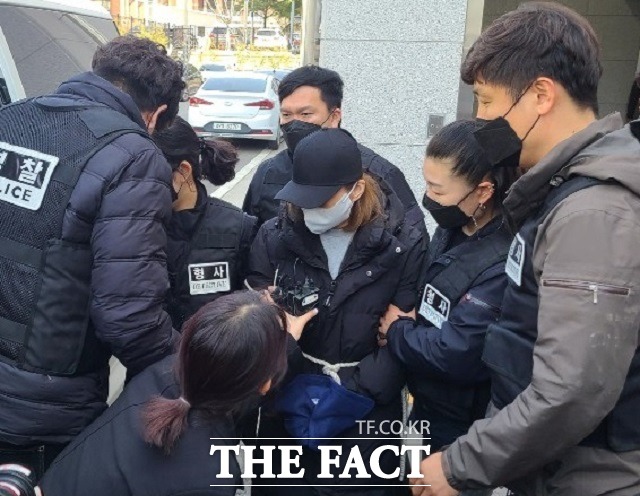 경북 구미에서 숨진 3세 여아의 친모 석모(48)씨가 지난 17일 검찰 송치를 위해 구미경찰서에서 출발하고 있는 모습. /뉴시스