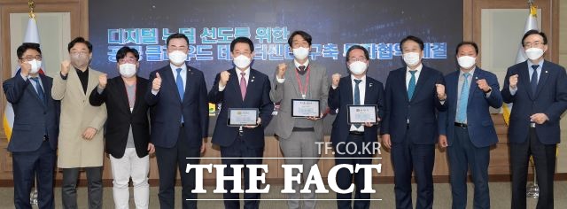 순천시와 전남도, NHN엔터프라이즈(주)는 31일 클라우드 데이터센터 및 스마트 IT산업밸리를 순천에 구축키로 하고 3천억원 규모의 투자협약을 체결했다. 소병철 국회의원, 김영록 전남지사, 김동훈 대표, 허석 순천시장(왼쪽 네번째부터 오른쪽 순으로) 등이 협약식에 참석했다.