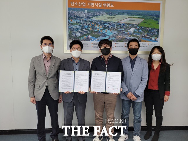 전주시와 네이버는 31일 전주시청에서 코로나19 등 사회변화에 따른 공공·행정서비스 디지털화에 대비코자 ‘인공지능(AI) 기술 협력을 위한 업무협약’을 체결했다. /전주시 제공