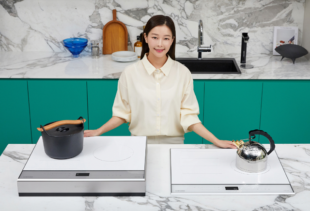 삼성전자 모델이 서울 삼성디지털프라자 강남본점에서 다음 달 1일 출시하는 삼성 비스포크 인덕션 신제품을 소개하고 있다. /삼성전자 제공