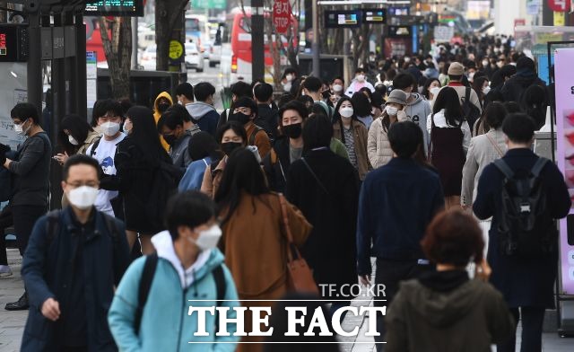 수도권 사회적 거리두기 2단계 조치가 이뤄지고 있으나 많은 인파가 몰려있다. /이동률 기자