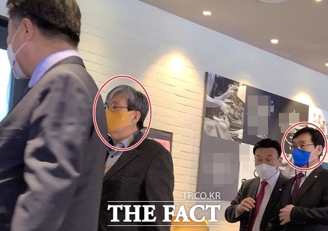 지난 25일 노영민 전 대통령비서실장, 이장섭 더불어민주당 의원 등이 카페 5인 이상 집합 금지 수칙을 위반한 사실이 <더팩트> 취재진에 포착됐다. /이철영 기자