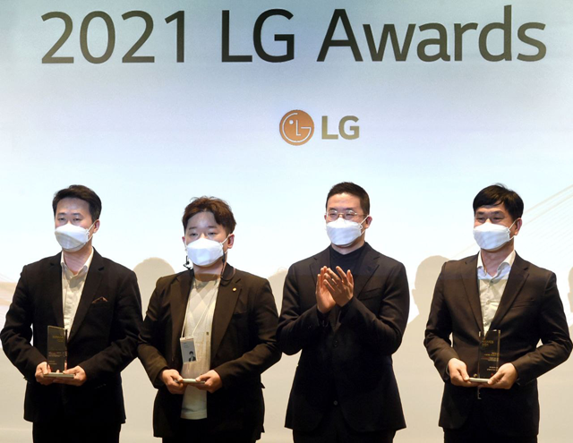 구광모 LG그룹 회장과 일등LG상 수상자들이 기념 촬영을 하고 있다. /LG 제공