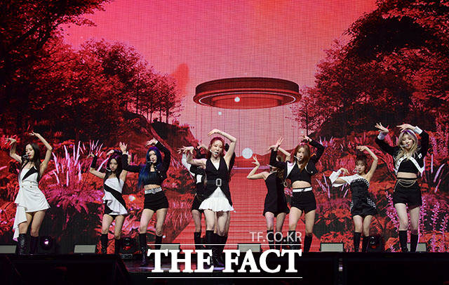 그룹 우주소녀가 31일 오후 서울 광진구 광장동 예스24 라이브홀에서 열린 미니앨범 UNNATURAL(언내추럴) 쇼케이스에 참석해 공연을 펼치고 있다. /남용희 기자