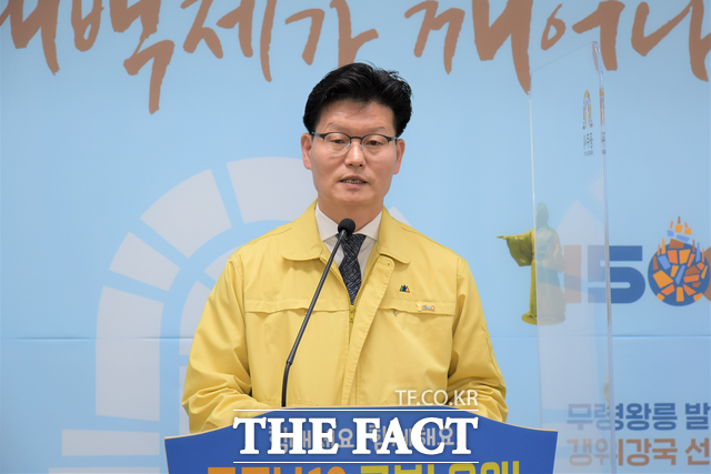 코로나19 발생과 관련해 정례 브리핑하는 김정섭 공주시장. / 공주시청 제공