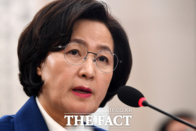 추미애 전 법무부 장관은 31일 4.7 재보궐 선거에 출마한 국민의힘 오세훈 서울시장 후보와 박형준 부산시장 후보를 겨냥해 공정과 정의와 거리가 먼 부당한 반칙과 편법으로 1% 특권층이라고 비판했다. /남윤호 기자