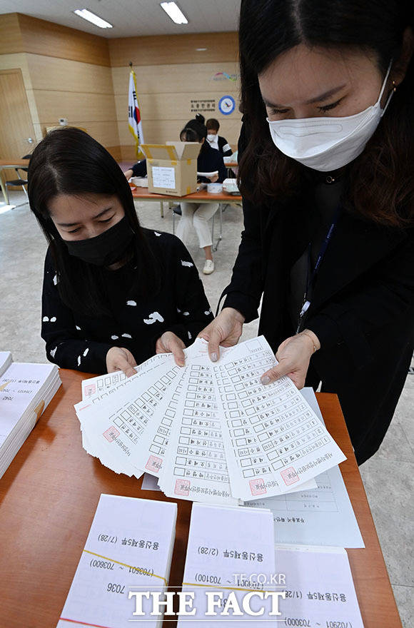 '소중하고 공정한 권리' 투표용지 검수하는 선관위 관계자들 [tf사진관] - 포토 > 기사 - 더팩트