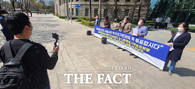 친환경 무상급식 연대가 4·7 보궐선거를 1주일 앞둔 31일 오후 서울시청 앞에서 기자회견을 열고 서울시민의 먹거리 기본권을 보장할 수 있는 후보가 서울시장에 당선돼야 한다고 목소리를 냈다. /김세정 기자