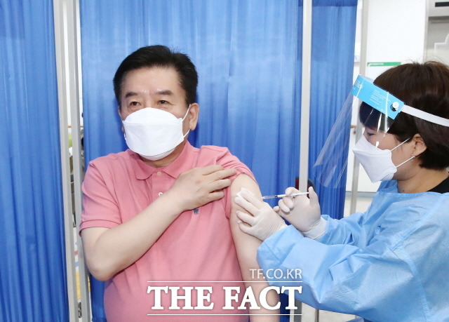 화순군재난안전대책본부장인 구충곤 화순군수는 31일 화순군 보건소에서 코로나19 현장 대응요원들과 함께 아스트라제네카(AZ) 백신을 접종했다./화순군 제공
