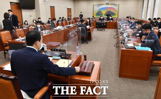 31일 오후 서울 여의도 국회에서 이해충돌방지법 심사를 위해 열린 정무위원회 법안심사제2소위원회에서 국민의힘 소속 성일종 위원장이 개의 선언을 하고 있다. /국회=남윤호 기자