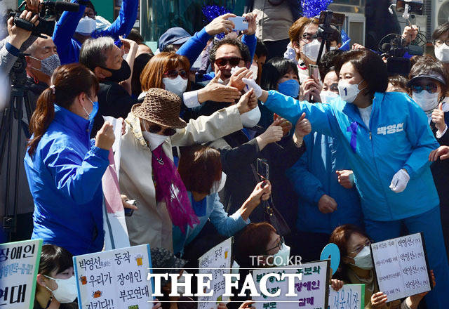 박영선 더불어민주당 서울시장 후보(오른쪽)가 31일 서울 동작구 이수역 인근 태평백화점 앞에서 집중유세를 펼치며 시민들과 인사하고 있다. /국회사진취재단