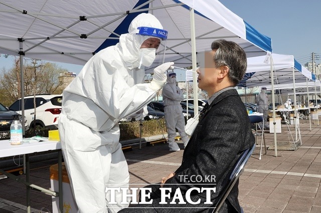 29일 청주의 학원 발 학생 감염 급증으로 마련된 코로나19 선별진료소. / 충북도교육청 제공
