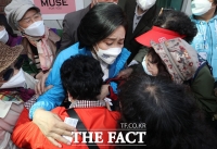  노량진상인들 위로하는 박영선 [포토]