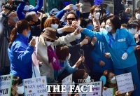  박영선, '동작서 집중유세 펼치며 지지호소' [TF사진관]