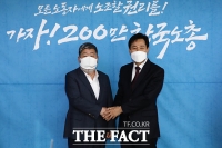  김동명 한국노총 위원장과 악수하는 오세훈 [포토]