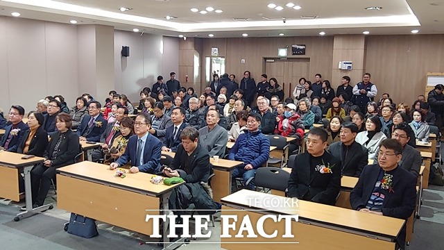 파주시가 1일 사회적경제기업의 구심점이 될 (사)파주시 공유경제 네트워크를 전국 최초로 출범시켰다.사회적기업과 협동조합,마을기업 등 회원들이 모여 사단법인 창립을 위한 회의를 열고 있다./파주시 제공