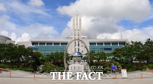 화성시는 공무원 1명이 신종 코로나바이러스 감염증에 확진됨에 따라 동부출장소를 2일까지 일시 폐쇄한다고 밝혔다./화성시 재공