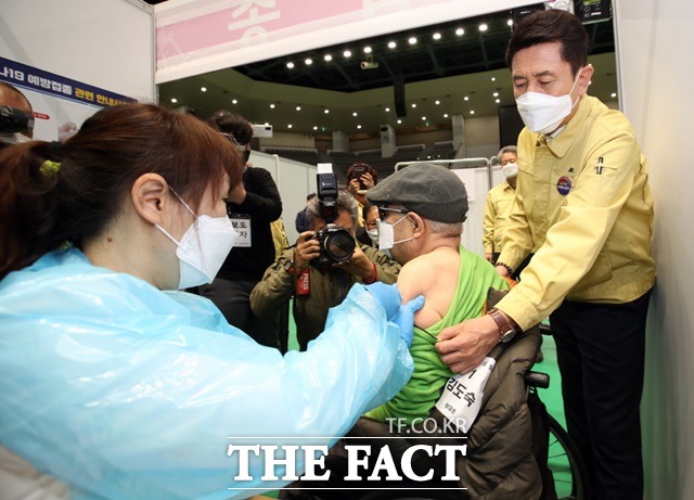 포항남구 예방접종센터에서 포항시 남구 상대동에 거주하는 김도숙(79) 어르신이 첫 화이자 백신을 접종받고 있다/포항시 제공