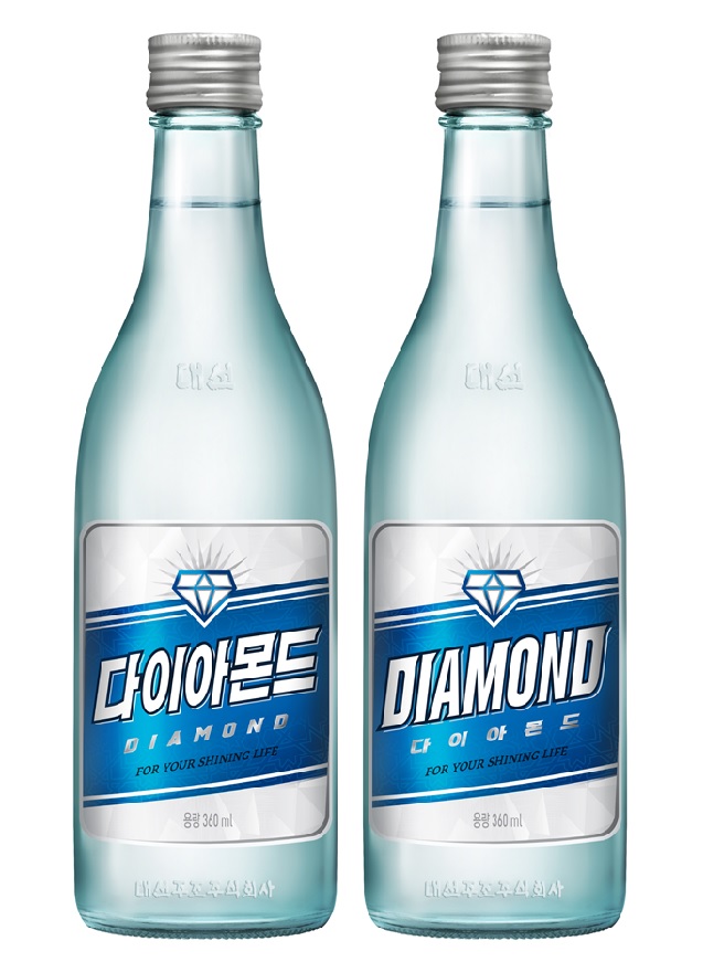 대선주조가 지난 26일 출시한 신제품 다이아몬드 소주. /대선주조 제공
