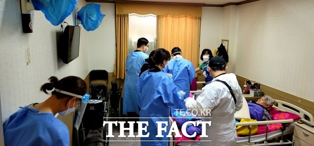 31일 목포 백세재활요양원에 시 보건소 의료진들이 방문해 65세 이상 입소 노인들을 대상으로 아스트라제네카(AZ)백신 1차 예방접종을 하고 있다./목포=김대원 기자