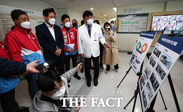 오세훈 국민의힘 서울시장 후보(왼쪽에서 두 번째)가 1일 오전 서울 중랑구 서울의료원을 방문해 송관영 서울의료원장에게 코로나19 확진자 치료 현황 설명을 듣고 있다. /남윤호 기자