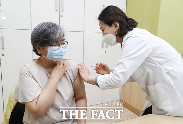 정은경 질병관리청장이 신종 코로나바이러스 감염증(코로나19) 백신 접종을 독려하기 위해 아스트라제네카 백신을 맞았다. 정 청장이 1일 오전 충북 청주 흥덕보건소에서 코로나19 백신을 접종받고 있다. /뉴시스
