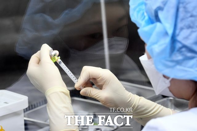 1일부터 7개 자치구에서 75세 이상 어르신 등을 대상으로 화이자 백신 접종을 시작한다. /이동률 기자