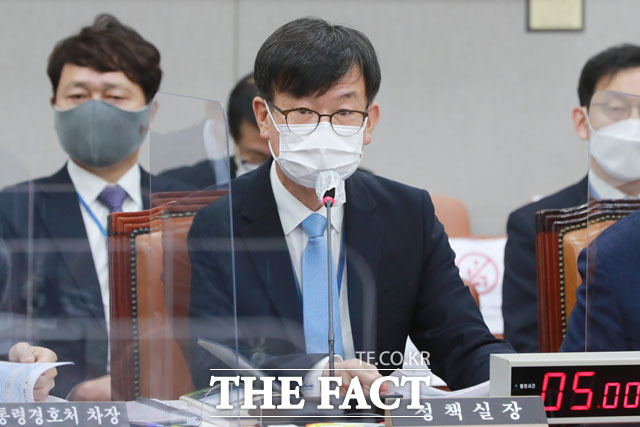 경찰이 업무상 비밀 이용 혐의로 고발된 김상조 전 청와대 정책실장 사건을 서울경찰청에 배당했다고 1일 밝혔다.