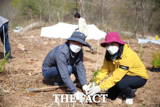 서부지방산림청은 제76회 식목일을 맞아 2050 탄소중립 실현을 위해 지역사회와 함께하는 나무심기 행사를 추진했다고 밝혔다. /서부지방산림청 제공