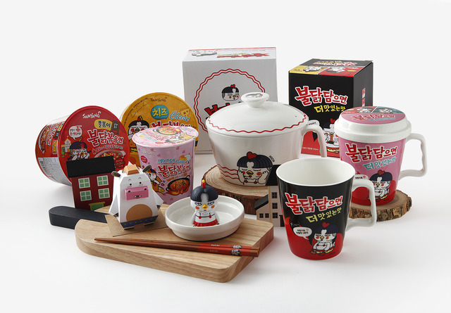 삼양식품은 토니모리, 애경산업, LG생활건강, SG생활안전, 아트박스, 나라홈데코, 하이트진로, 젠한국, 라인, 하이브로 등과 협업해 다양한 호치 관련 굿즈를 꾸준히 출시하고 있다. /삼양식품 제공