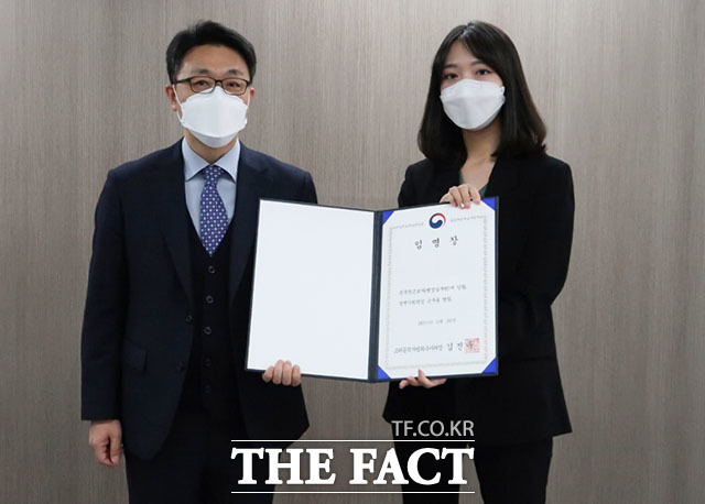 김진욱 공수처장이 1일 오후 공수처 중회의실에서 공무직 직원에게 임명장을 수여하고 있다. /공수처 제공