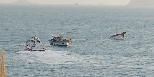제주해양경찰서(서장 조윤만)는 지난 3월 31일 제주시 추자면 영흥리 앞 가두리 양식장에 계류 중이던 어선이 바닷물 유입으로 인해 침수됐으나 오후 늦게 인양돼 추자도 조선소에 상가시켰다고 밝혔다. / 제주해양경찰서 제공