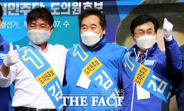 이낙연(가운데) 민주당 선대위원장이 1일 충북 보은을 방문, 충북도의원 재선거에 출마한 김기준(왼쪽) 후보 지지를 호소했다. 오른쪽은 이장섭 민주당 충북도당 위원장. / 민주당 충북도당 제공