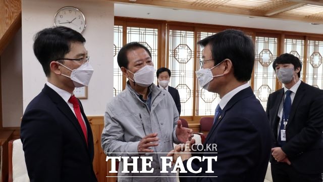 경북도의회 남진복(울릉) 의원이 지난 29일 포항지방 해양수산청과 포항여객선터미널에서 거리투쟁과 서명운동에 나선 지 이틀째인 지난 30일 국회 농해수위 이개호 위원장과 전격적인 면담이 이루어졌다. /남진복 도의원실 제공