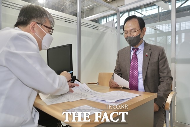 박상돈 천안시장(오른쪽)이 1일 아스트라제네카 코로나19 백신 접종을 위해 예진을 받고 있다./ 천안시 제공