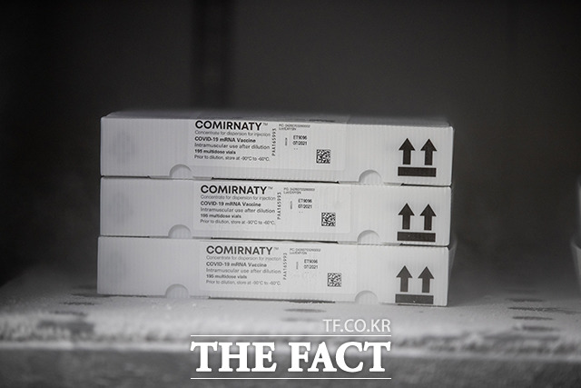 만 75세 이상 고령층 접종에 쓰일 미국 화이자의 코로나19 백신이 지난달 24일 오전 서울 중구 국립중앙의료원 중앙예방접종센터에 도착해 초저온 냉동고에 넣어져 있다. /이동률 기자