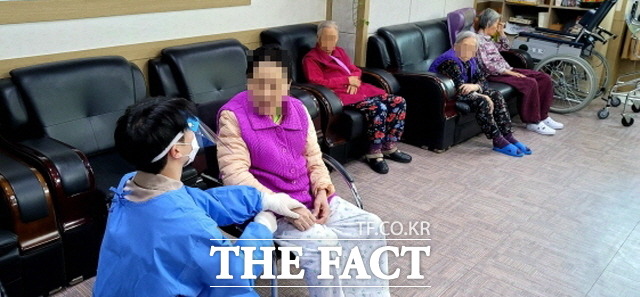 65세 이상 입소 노인을 대상으로 아스트라제너카AZ백신 접종을 실시한 목포 백세재활요양원에서 접종하기 전, 의료진이 접종 대상자에게 예진을 하고 있다./목포=김대원 기자