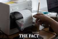  분주하게 작동하는 투표용지 발급 프린터 [포토]