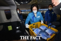  결식 이웃위해 '도시락 나르는 박영선' [TF사진관]