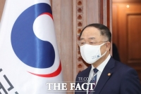  홍남기 '전기차 전문정비소 2025년까지 3300개로 늘릴 것'