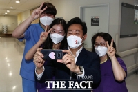  의료진과 사진찍는 오세훈 [포토]