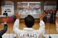  비대면 참석자와 인사하는 오세훈 [포토]